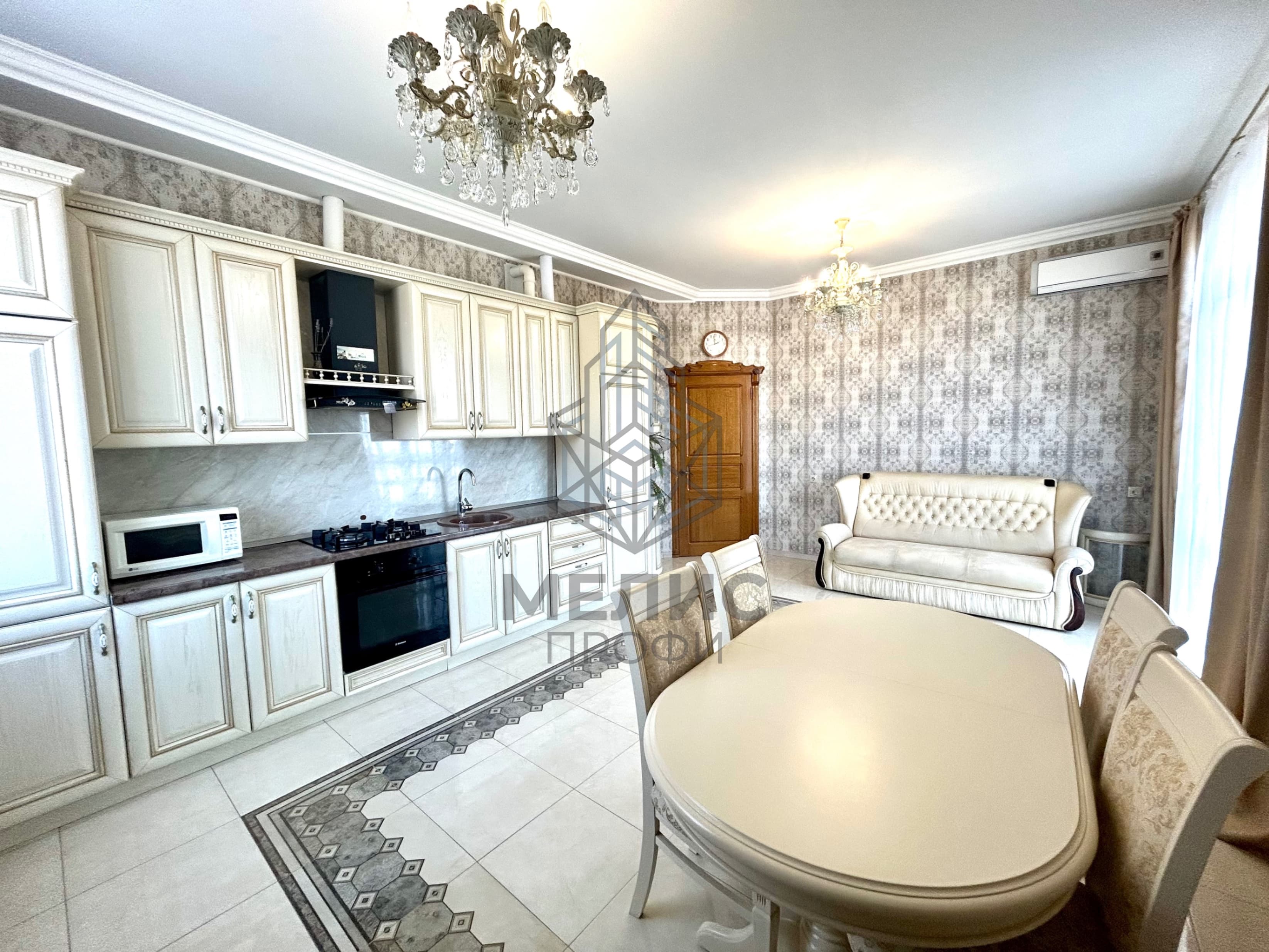 Вторичное жильё в районе Центр, 2-комнатная квартира с панорамным видом, Центр Геленджика, 500 м до моря